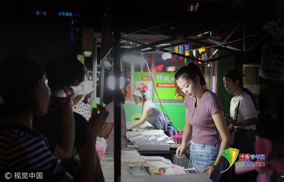 香港開獎(jiǎng)結(jié)果 開獎(jiǎng)記錄2000年,女子在結(jié)婚現(xiàn)場(chǎng)賣炸串生意火爆