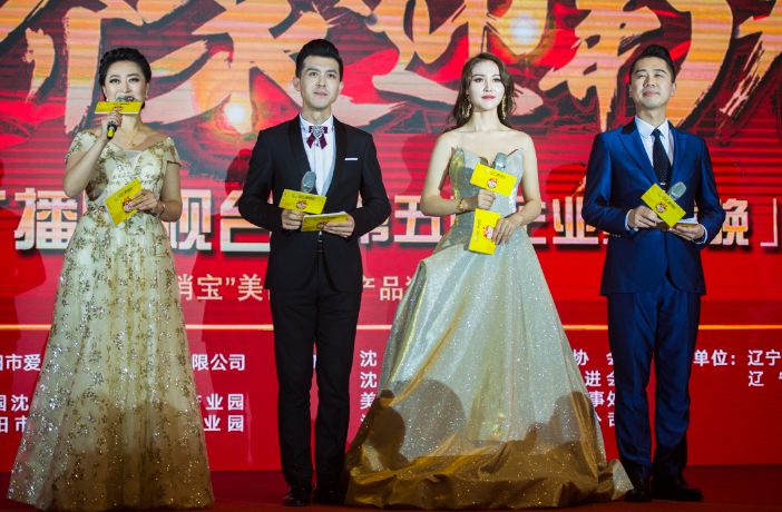 香港水果奶奶開(kāi)獎(jiǎng)?wù)搲?大媽在自家院前表演刀馬旦絕活